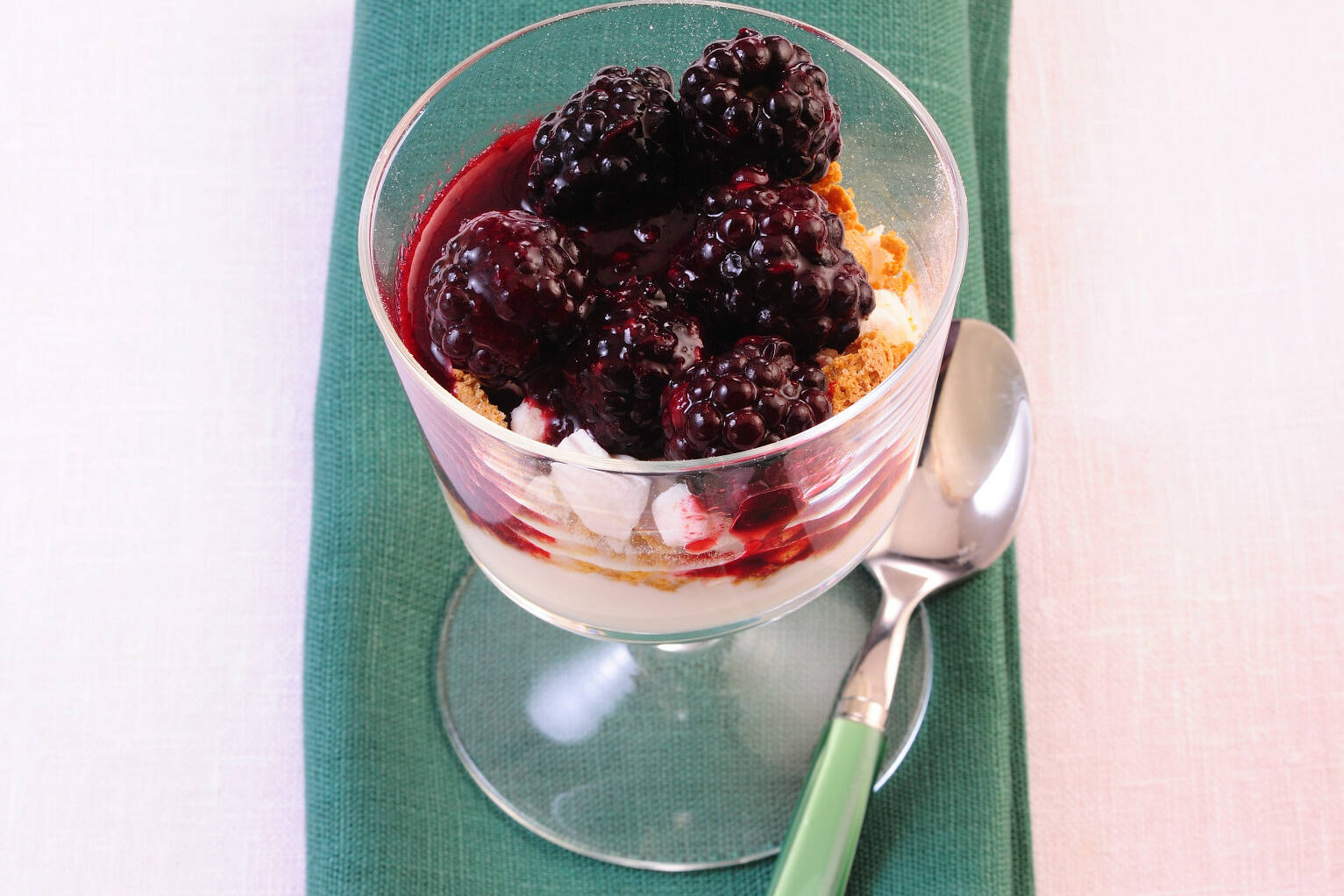 Brombeerkompott mit Baiser Rezept | Küchengötter