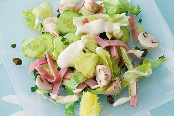 Eisbergsalat mit Pilzen, Gurke und Kochschinken Rezept | Küchengötter Eisbergsalat mit Pilzen, Gurke und Kochschinken Rezept | Küchengötter
