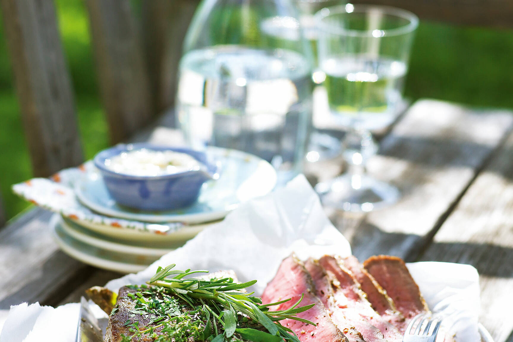 Zartes Senf-Kräuter-Roastbeef Rezept | Küchengötter