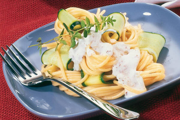 Spaghetti mit Zucchini-Streifen in Nuss-Sauce Rezept | Küchengötter