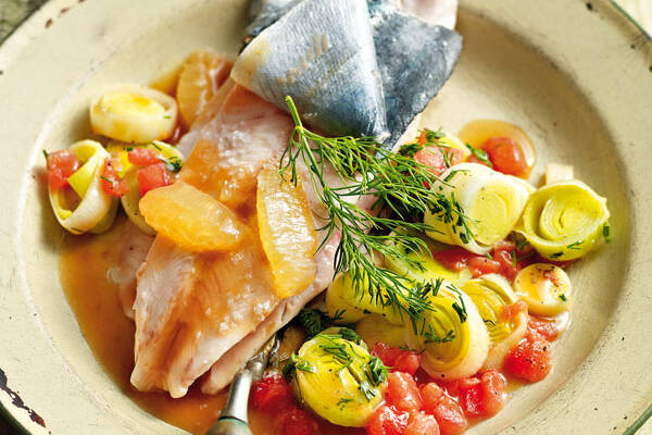 Forelle mit Lauchgemüse und Zitronen-Jus Rezept | Küchengötter Forelle mit Lauchgemüse und Zitronen-Jus Rezept | Küchengötter