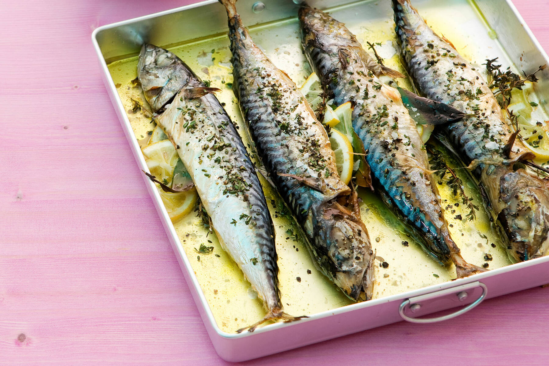 Gegrillte Makrelen mit Rucolasalat Rezept | Küchengötter Gegrillte Makrelen mit Rucolasalat Rezept | Küchengötter