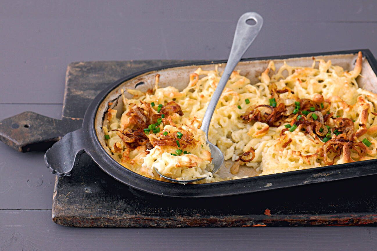 Käsespätzle mit Emmentaler Rezept | Küchengötter Käsespätzle mit Emmentaler Rezept | Küchengötter