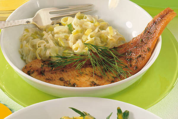 Gebratene Forellenfilets mit Lauchsahne Rezept | Küchengötter Gebratene Forellenfilets mit Lauchsahne Rezept | Küchengötter
