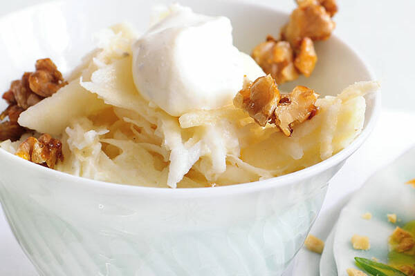 Waldorfsalat mit karamellisierten Walnüssen Rezept | Küchengötter Waldorfsalat mit karamellisierten Walnüssen Rezept | Küchengötter