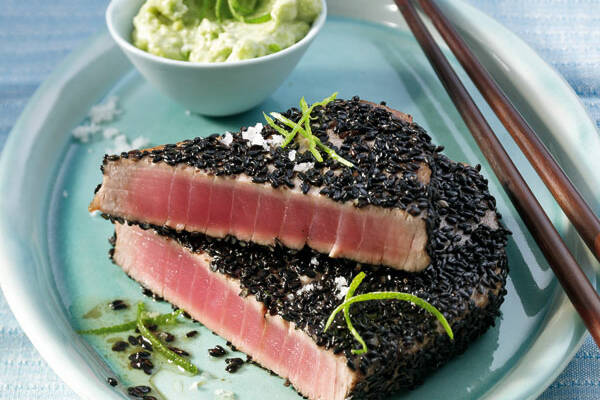 Thunfisch in Sesamkruste mit Avocado-Chili-Dip Rezept | Küchengötter Thunfisch in Sesamkruste mit Avocado-Chili-Dip Rezept | Küchengötter