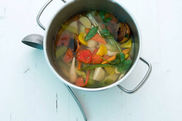 Grundrezept Gemüsebrühe