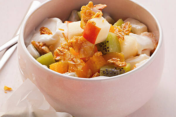 Früchtequark mit Mandelkrokant Rezept | Küchengötter Früchtequark mit Mandelkrokant Rezept | Küchengötter