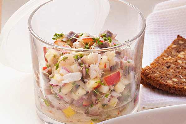 Matjestatar mit Apfel und Kresse Rezept | Küchengötter Matjestatar mit Apfel und Kresse Rezept | Küchengötter