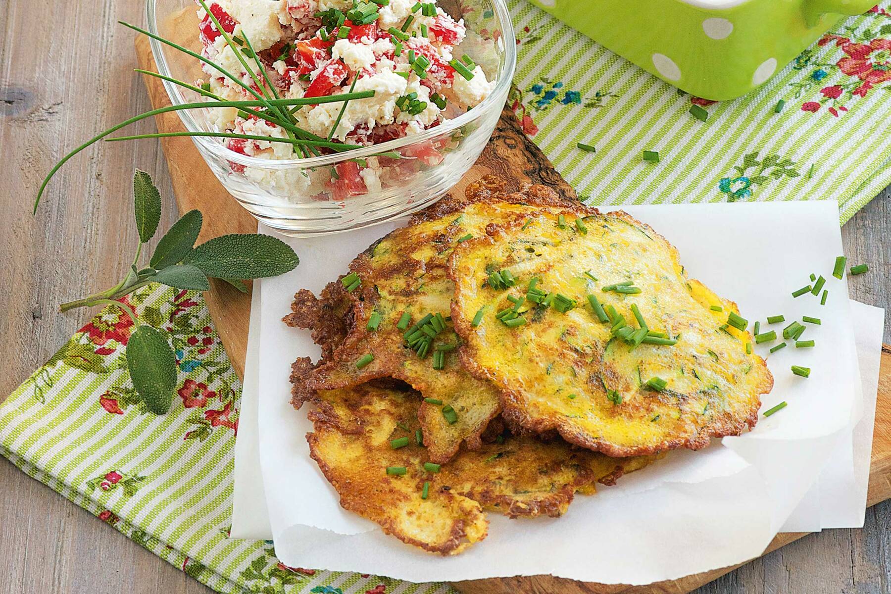 Zucchinipuffer mit Paprikaquark Rezept | Küchengötter Zucchinipuffer mit Paprikaquark Rezept | Küchengötter