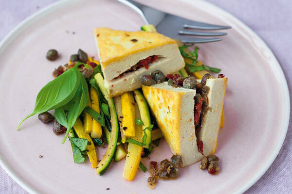 Gefüllter Tofu mit Zucchinistreifen Rezept | Küchengötter
