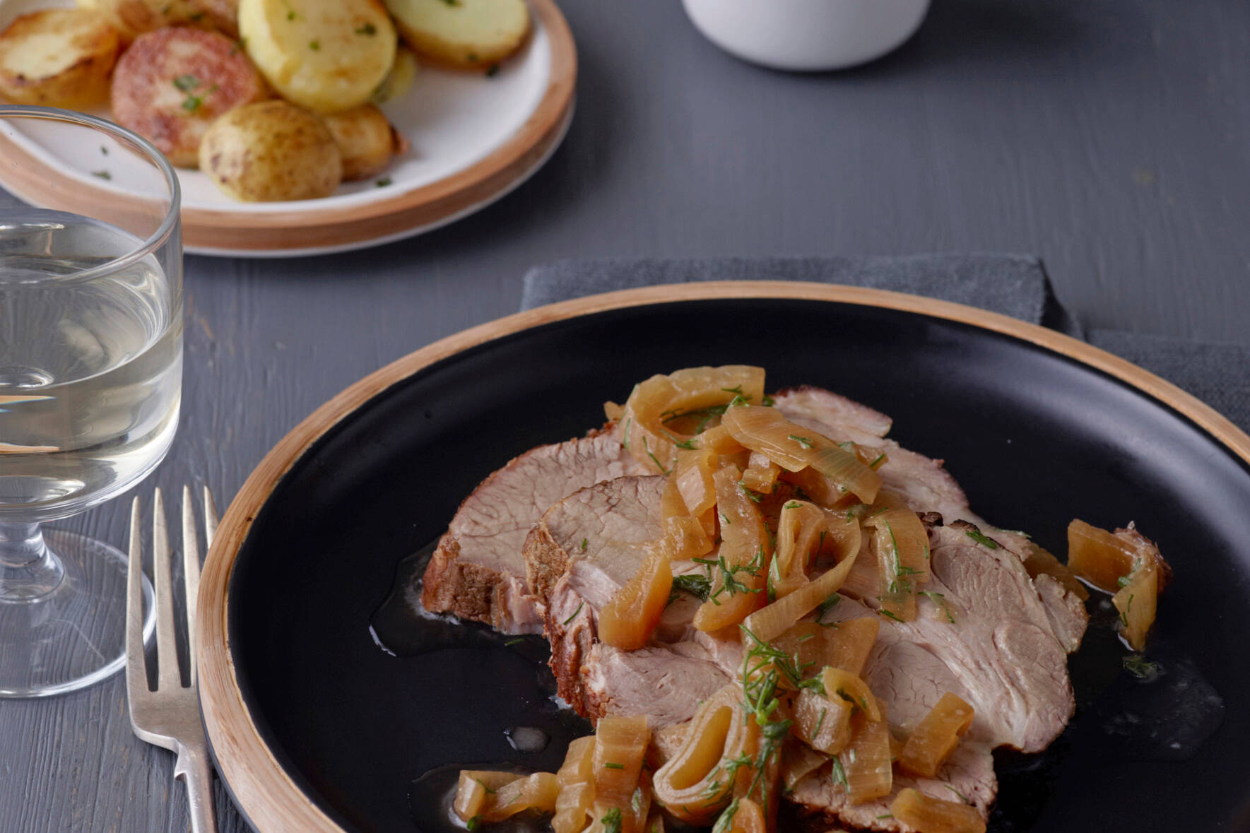 Schweinebraten mit Bratkartoffeln und Fenchelgemüse Rezept | Küchengötter