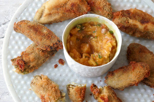 Gefüllte Grill-Jalapeños mit Pfirsich-Ingwer-Salsa Rezept | Küchengötter Gefüllte Grill-Jalapeños mit Pfirsich-Ingwer-Salsa Rezept | Küchengötter