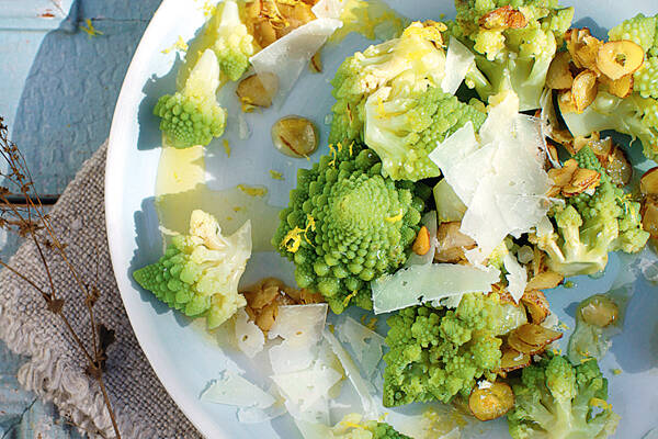 Romanesco mit Haselnussbutter Rezept | Küchengötter Romanesco mit Haselnussbutter Rezept | Küchengötter