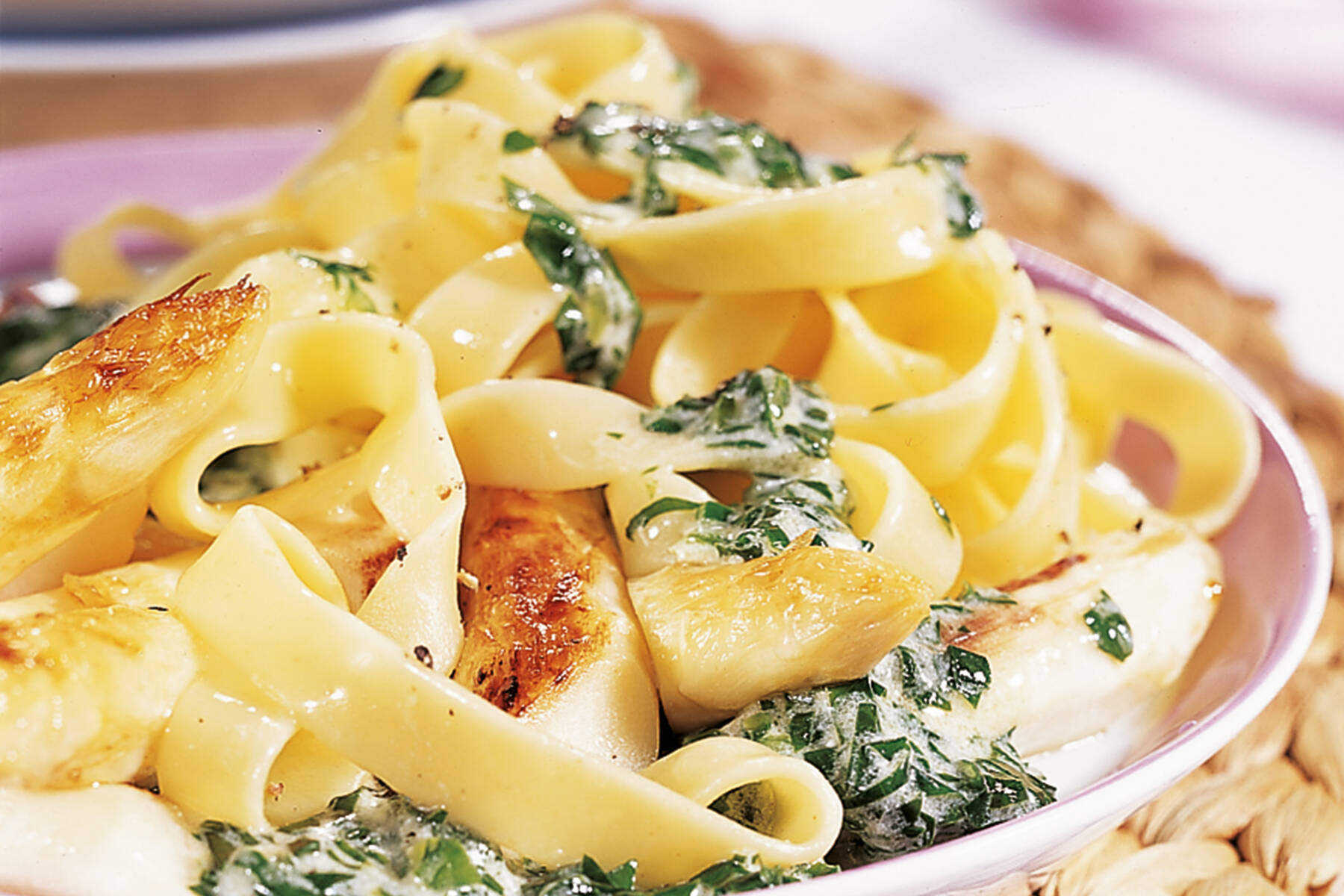 Gebratener Spargel mit Bärlauchnudeln Rezept | Küchengötter Gebratener Spargel mit Bärlauchnudeln Rezept | Küchengötter