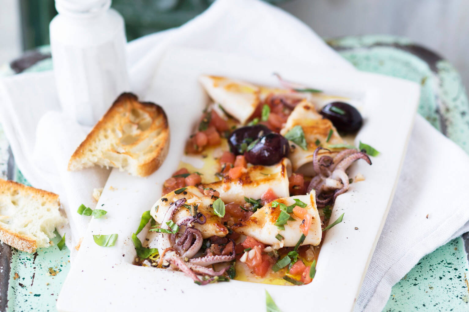 Tintenfische mit Tomaten und Oliven Rezept | Küchengötter
