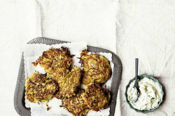 Steckrüben-Puffer mit Orangenschaum Rezept | Küchengötter