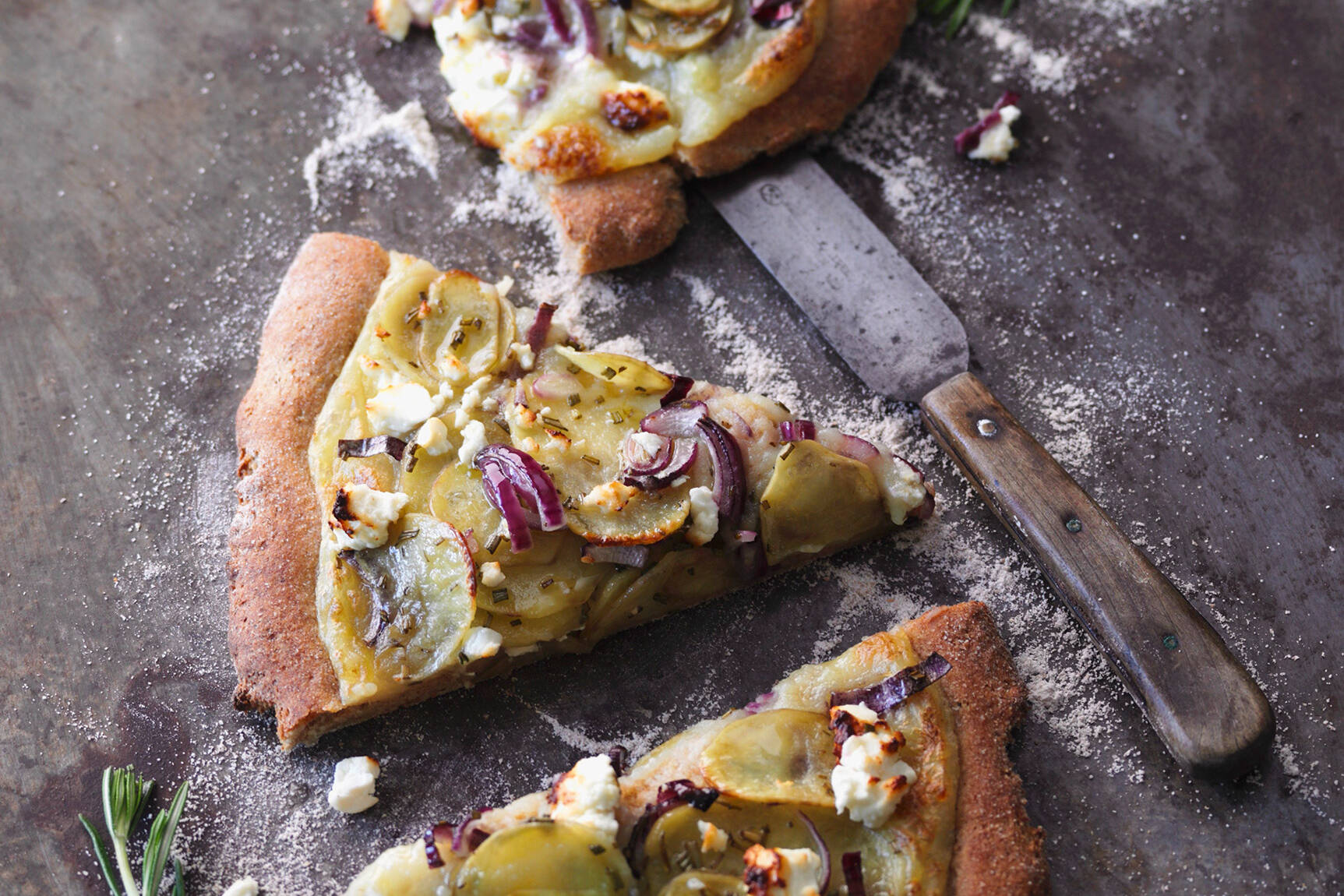 Kartoffelpizza mit Rosmarin und Feta Rezept | Küchengötter Kartoffelpizza mit Rosmarin und Feta Rezept | Küchengötter