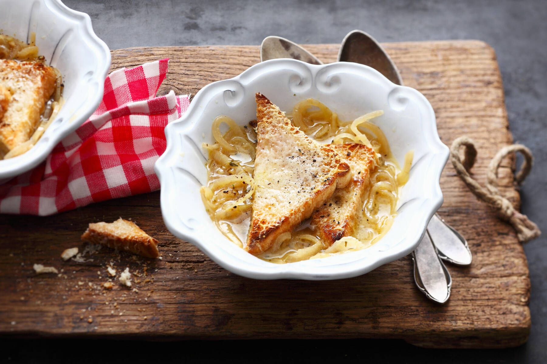 Französische Zwiebelsuppe mit Gruyère Rezept | Küchengötter Französische Zwiebelsuppe mit Gruyère Rezept | Küchengötter