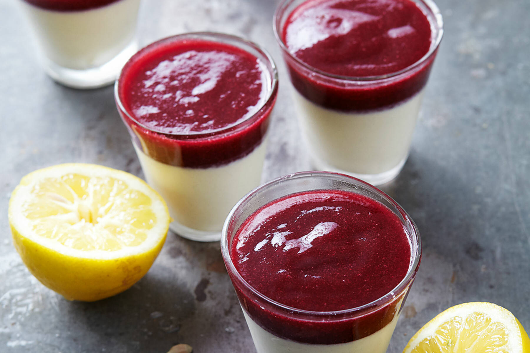 Mandel-Panna-Cotta mit Matchapulver Rezept | Küchengötter Mandel-Panna-Cotta mit Matchapulver Rezept | Küchengötter