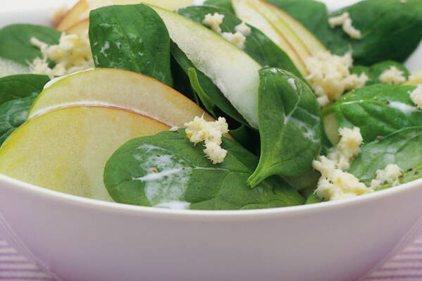 Spinatsalat mit Apfel und frischem Meerrettich Rezept | Küchengötter Spinatsalat mit Apfel und frischem Meerrettich Rezept | Küchengötter