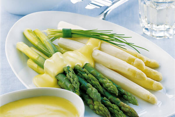 Weißer & Grüner Spargel mit Sauce Hollandaise Rezept | Küchengötter Weißer & Grüner Spargel mit Sauce Hollandaise Rezept | Küchengötter