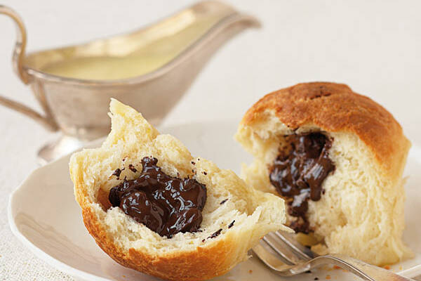 Schoko-Buchteln mit weißer Schokoladensauce Rezept | Küchengötter Schoko-Buchteln mit weißer Schokoladensauce Rezept | Küchengötter