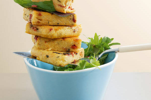 Polentaschnitten mit Tomaten und Kräutern Rezept | Küchengötter Polentaschnitten mit Tomaten und Kräutern Rezept | Küchengötter