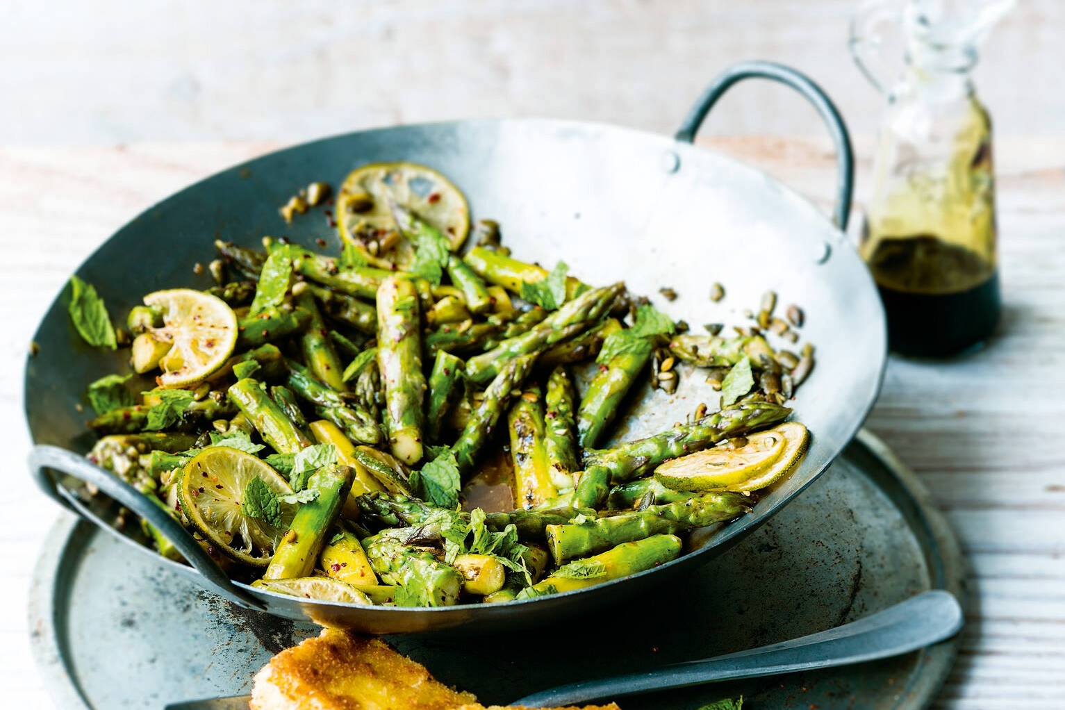 Grüner Wok-Spargel mit Knusper-Feta Rezept | Küchengötter Grüner Wok-Spargel mit Knusper-Feta Rezept | Küchengötter