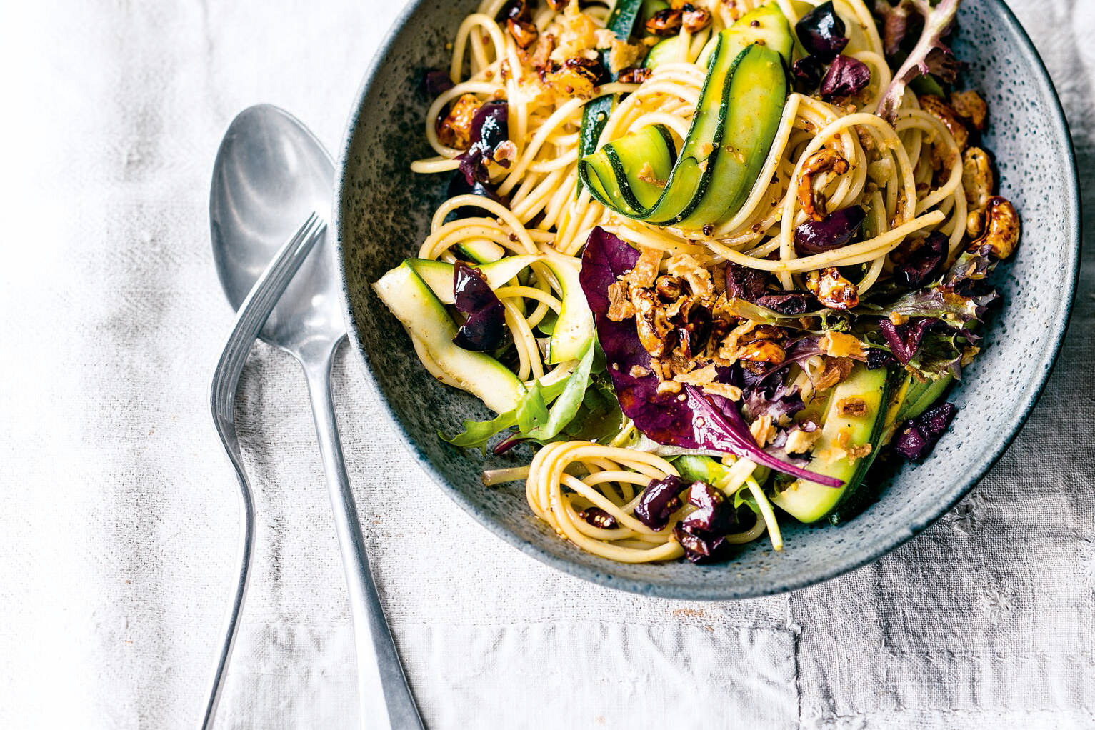 SpaghettiZucchiniSalat mit CashewSprinkle Rezept Küchengötter