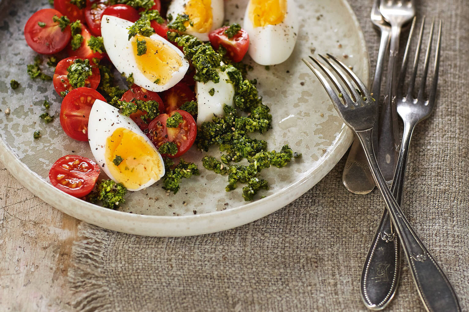 Tomaten-Eier-Salat mit Petersilien-Kürbiskern-Pesto Rezept | Küchengötter