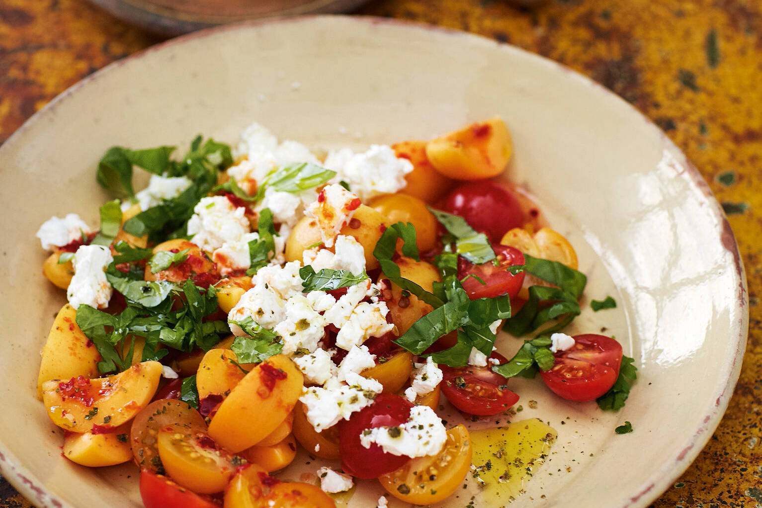 Tomaten-Aprikosen-Salat mit Feta und Honig-Sambal-Dressing Rezept ...