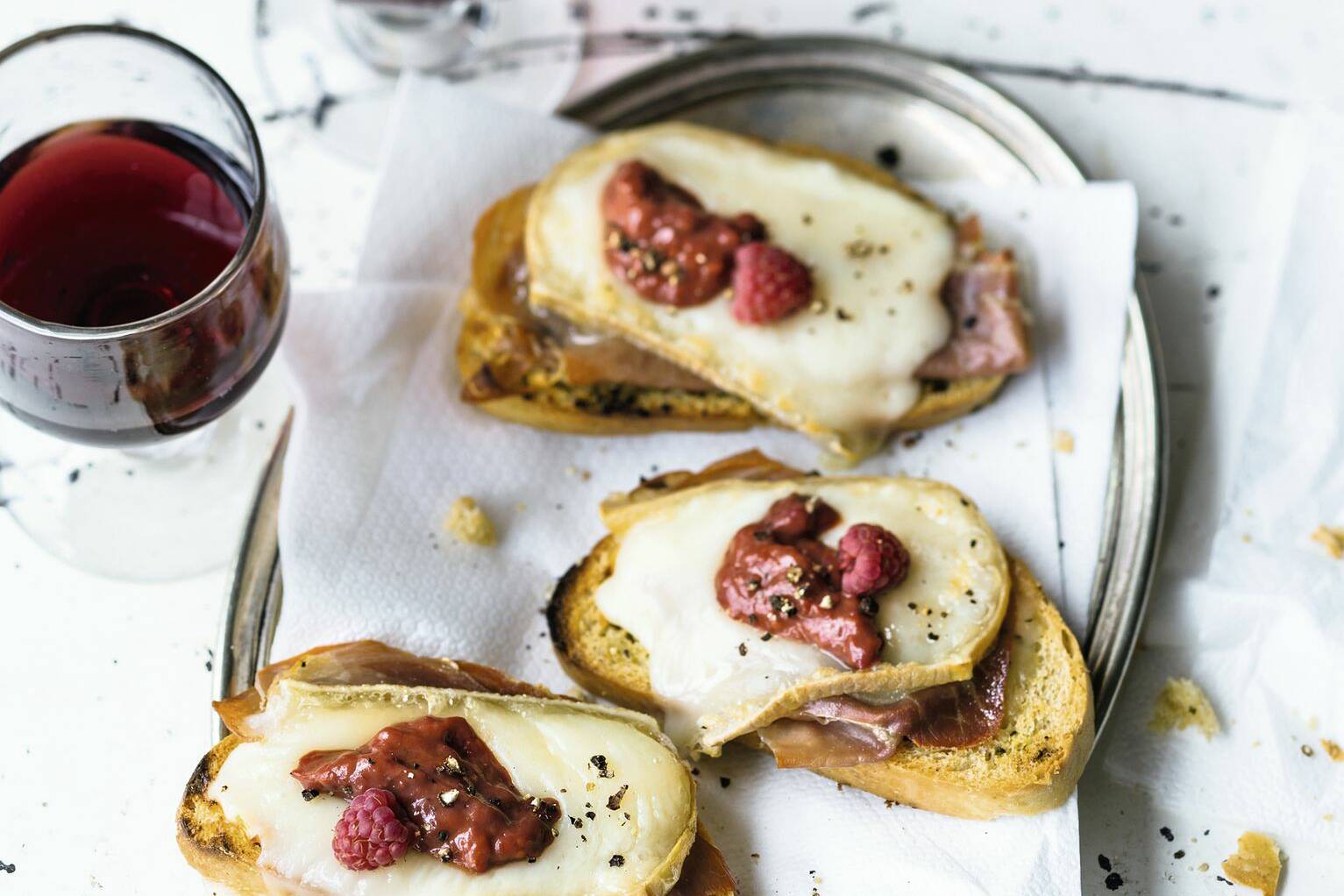 Taleggio-Crostini mit Himbeeren Rezept | Küchengötter Taleggio-Crostini mit Himbeeren Rezept | Küchengötter