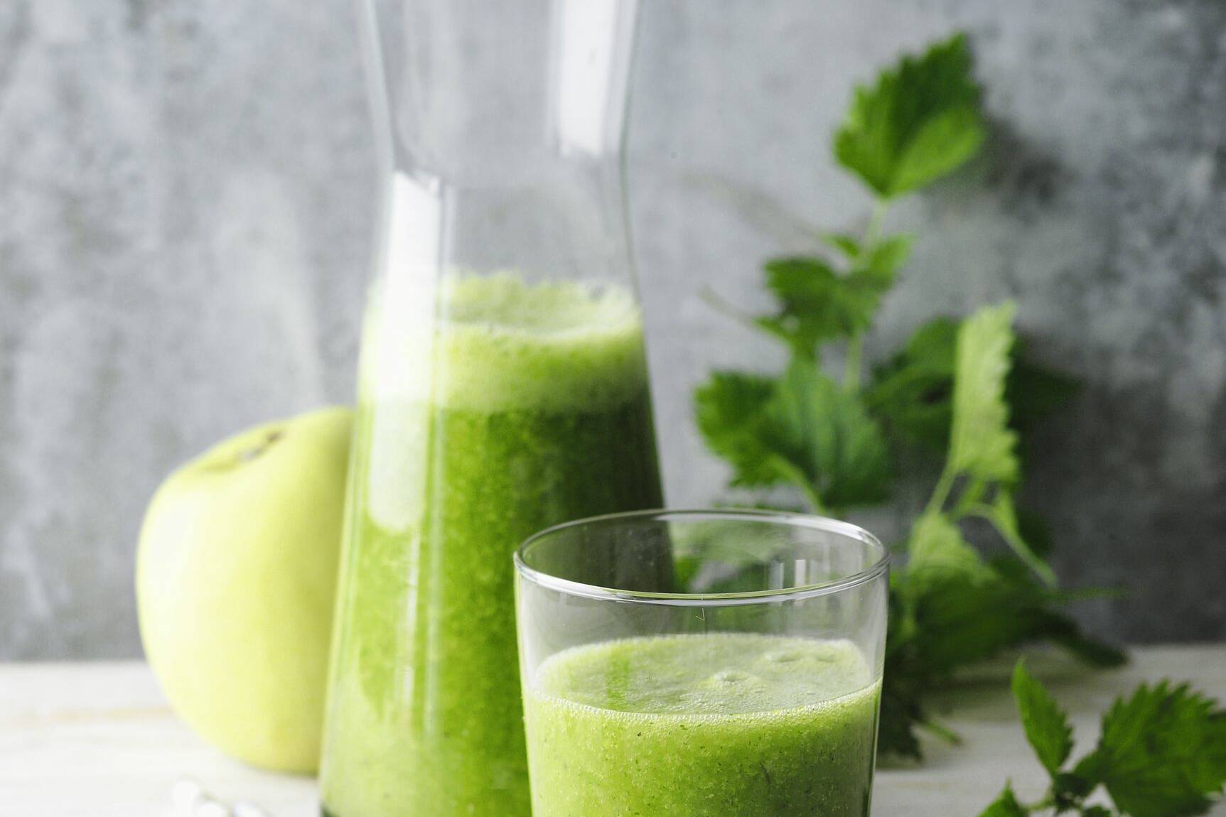 Smoothie mit Romana und Brennnesseln Rezept | Küchengötter Smoothie mit Romana und Brennnesseln Rezept | Küchengötter