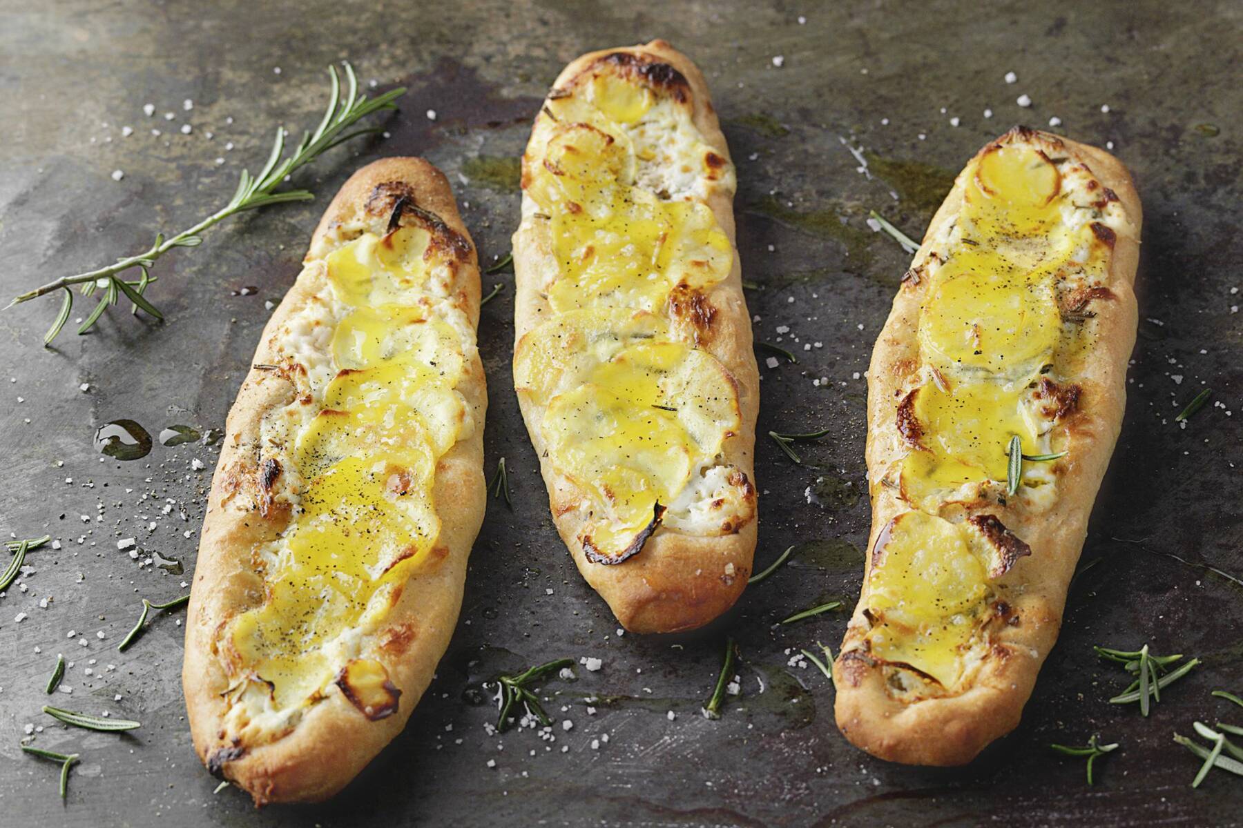 Pizzabaguette mit Kartoffeln Rezept | Küchengötter Pizzabaguette mit Kartoffeln Rezept | Küchengötter