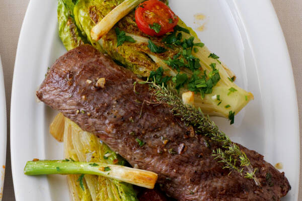 Lammrücken auf gedünsteten Salatherzen