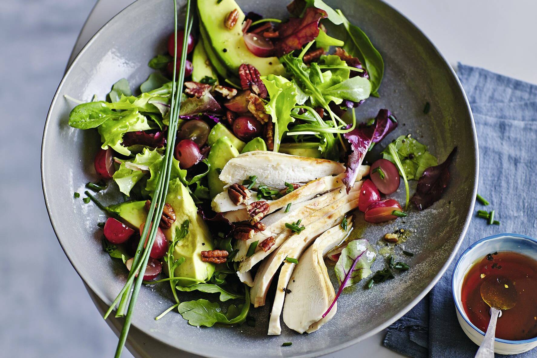 Blattsalate mit Hähnchenfilet und Avocado I Low Carb | Küchengötter Blattsalate mit Hähnchenfilet und Avocado I Low Carb | Küchengötter