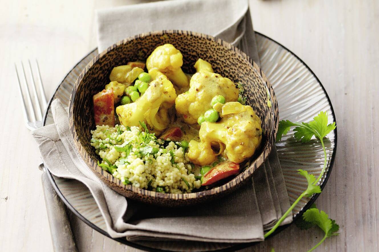Scharfes Kurkuma-Blumenkohl-Curry mit Hirse Rezept | Küchengötter Scharfes Kurkuma-Blumenkohl-Curry mit Hirse Rezept | Küchengötter