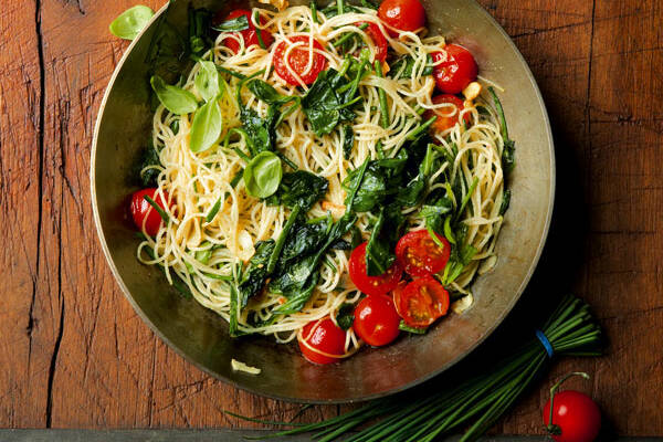 Capellini-Pfanne mit Blattspinat, Cocktailtomaten und frischen Kräutern ... Capellini-Pfanne mit Blattspinat, Cocktailtomaten und frischen Kräutern ...