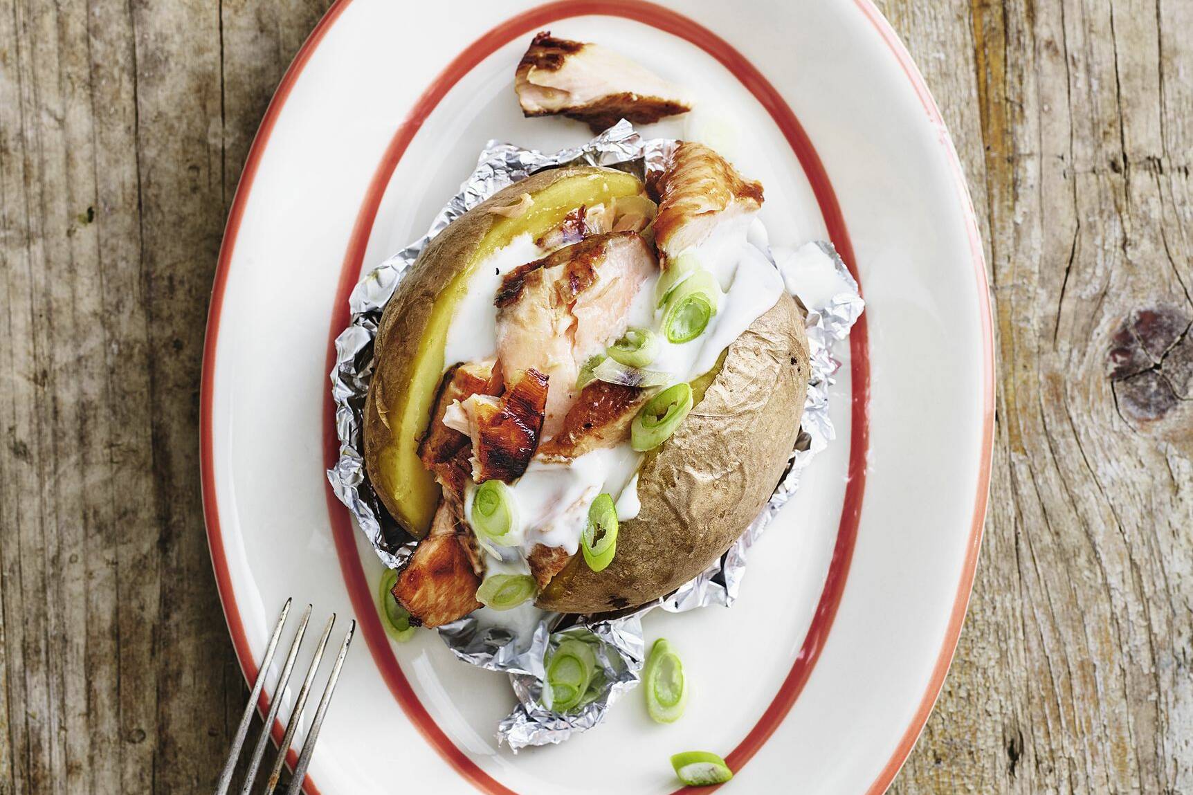 Gegrillte Folienkartoffeln mit Lachs Rezept | Küchengötter