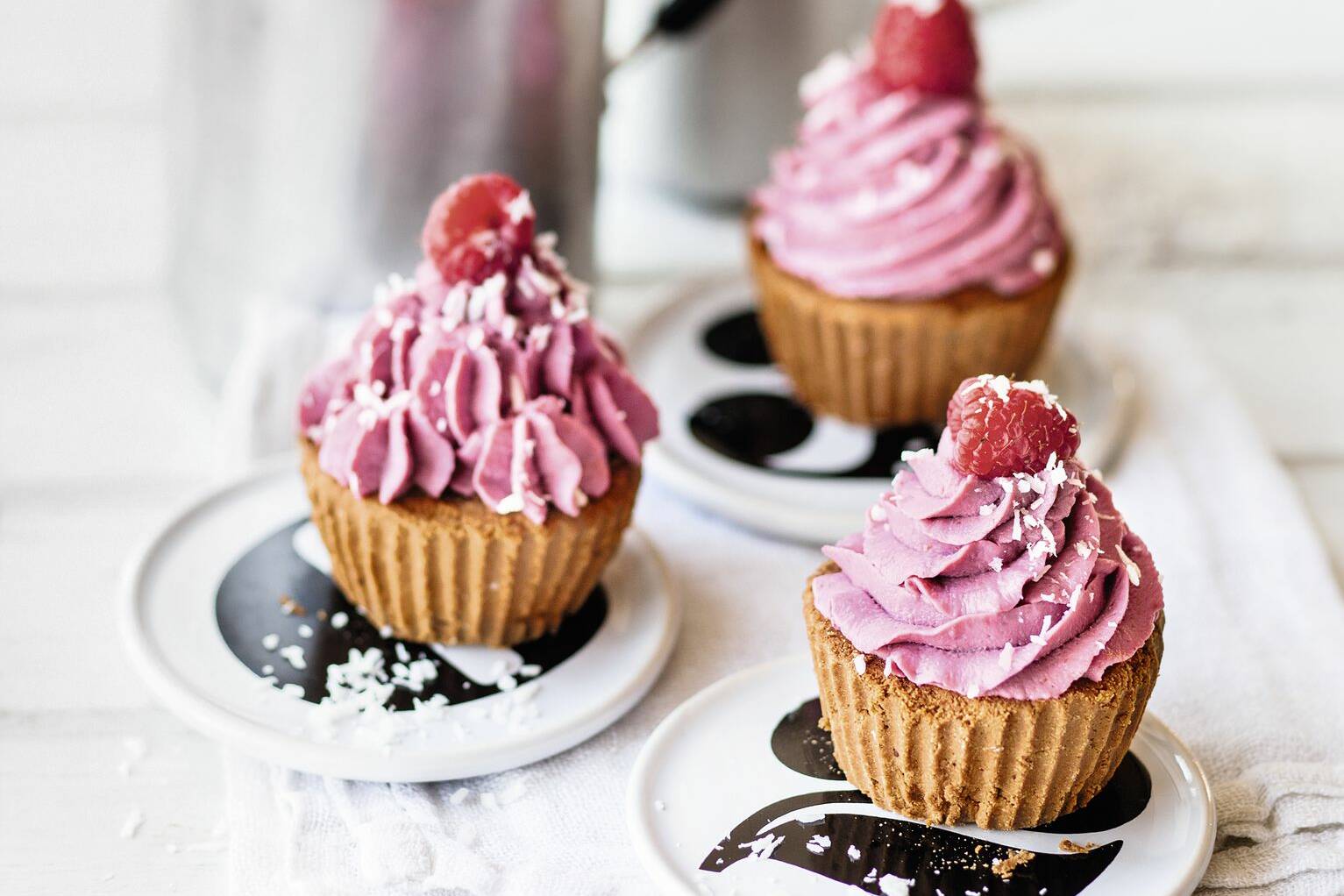 Rohe Schoko-Himbeer-Cupcakes – Raw Bakery | Küchengötter Rohe Schoko-Himbeer-Cupcakes – Raw Bakery | Küchengötter