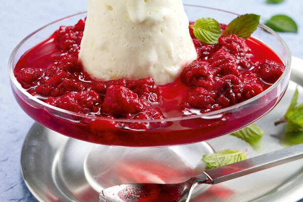 Ziegenkäse-Honig-Eis mit Himbeersauce Rezept | Küchengötter Ziegenkäse-Honig-Eis mit Himbeersauce Rezept | Küchengötter