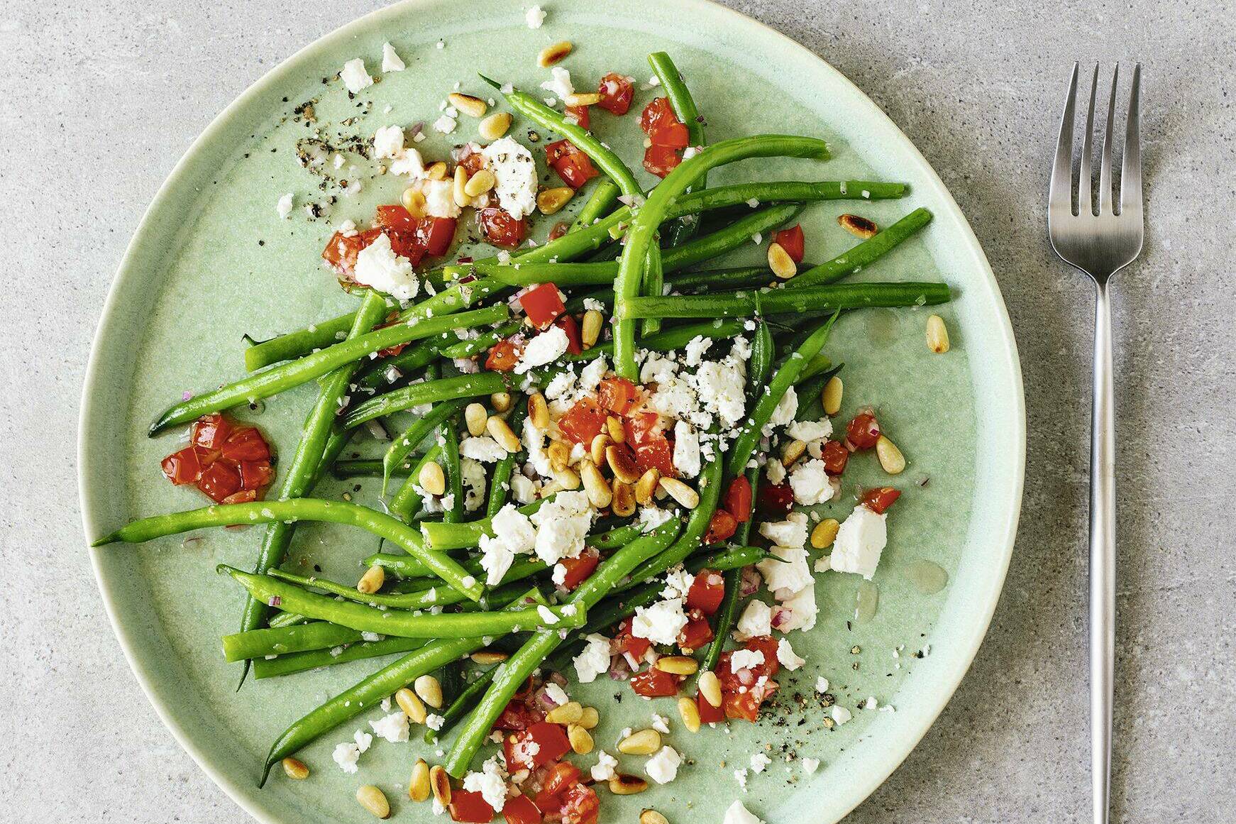 Mediterraner Bohnensalat mit Feta und Pinienkernen Rezept | Küchengötter Mediterraner Bohnensalat mit Feta und Pinienkernen Rezept | Küchengötter
