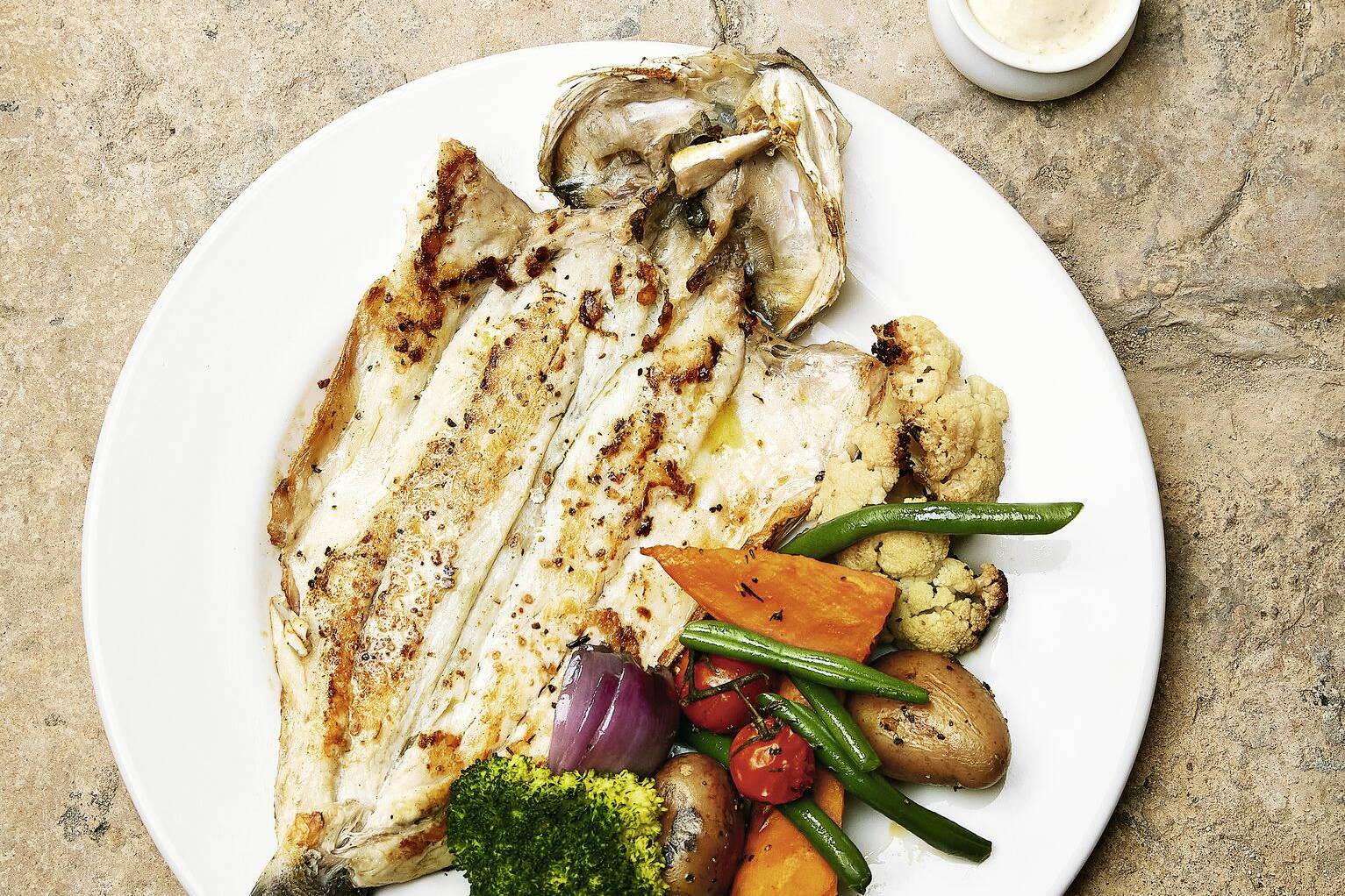 Ganzer gebratener Fisch mit Koriandermayonnaise Rezept | Küchengötter Ganzer gebratener Fisch mit Koriandermayonnaise Rezept | Küchengötter