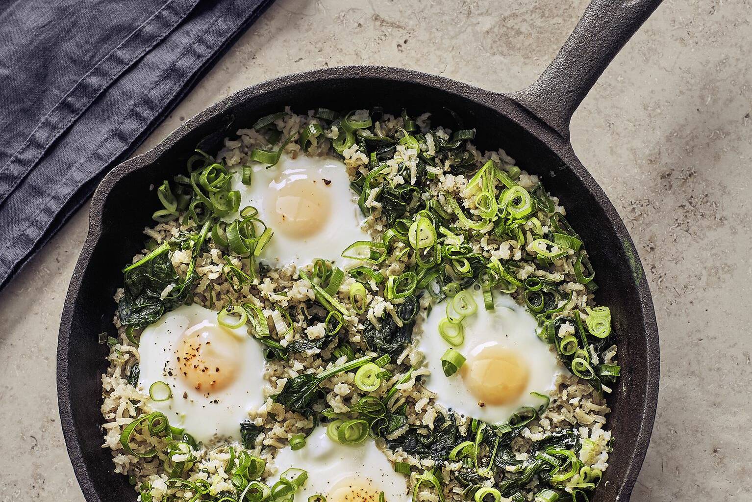 Vegetarische Reispfanne mit Spinat und Ei Rezept | Küchengötter