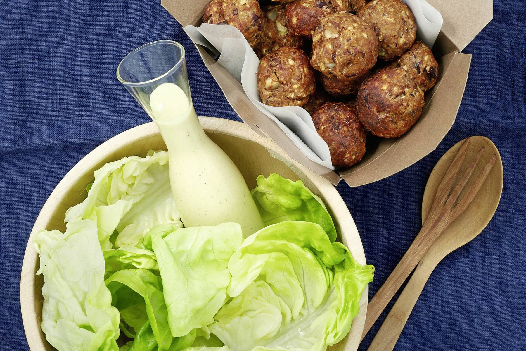 Hackbällchen vom Blech mit Blitzsalat Rezept | Küchengötter Hackbällchen vom Blech mit Blitzsalat Rezept | Küchengötter