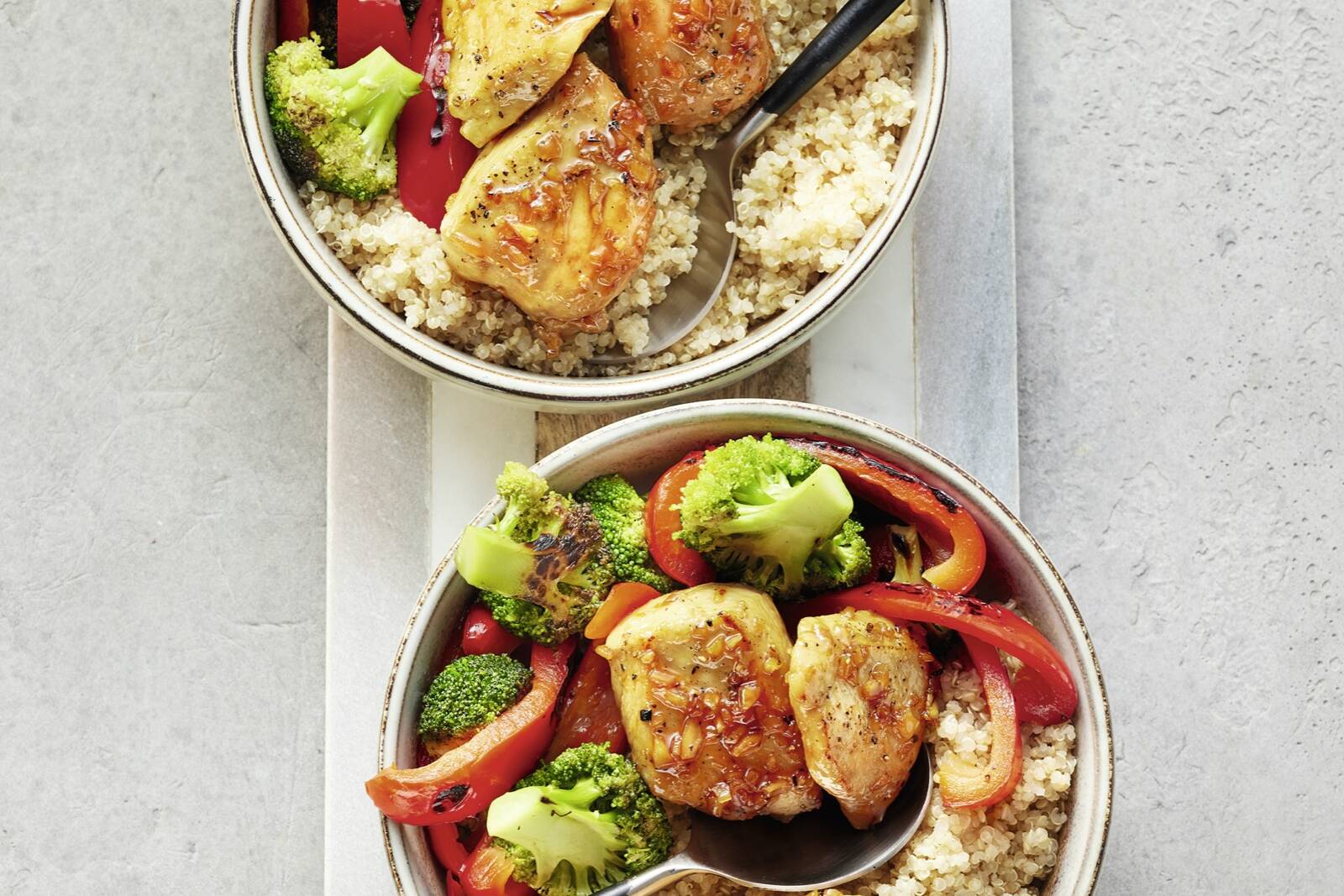 Quinoa-Bowl mit glasiertem Hähnchen Rezept | Küchengötter