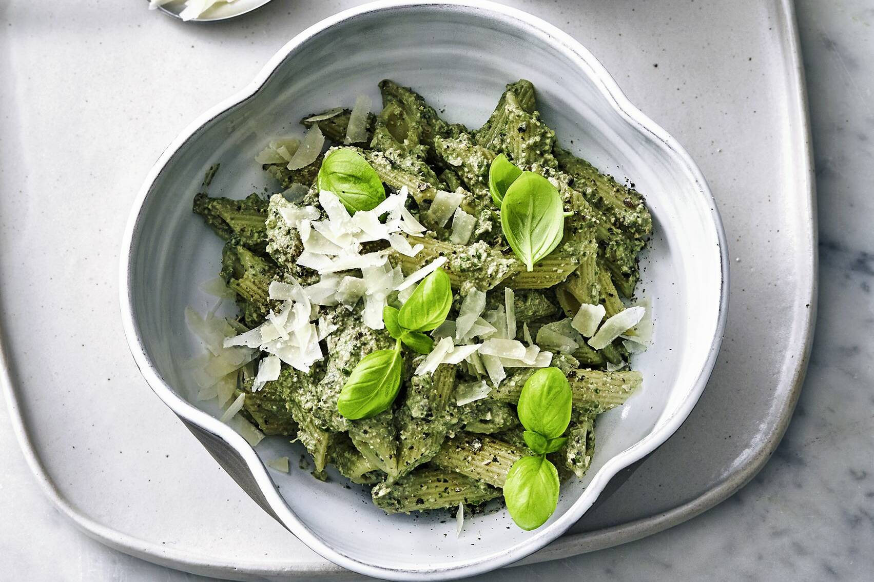 Basilikum-Walnuss-Pesto mit Oliven Rezept | Küchengötter Basilikum-Walnuss-Pesto mit Oliven Rezept | Küchengötter