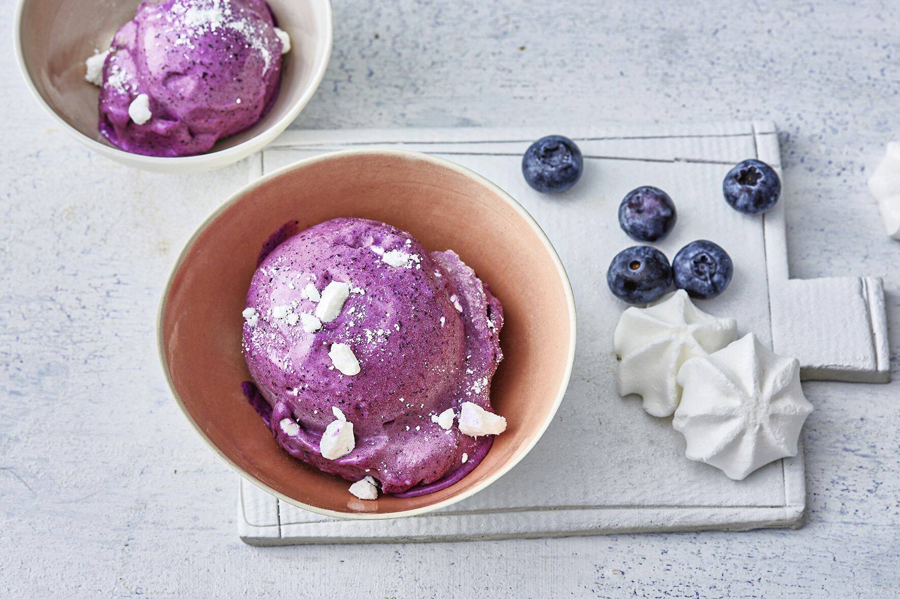 Heidelbeereis mit Baiser Rezept | Küchengötter Heidelbeereis mit Baiser Rezept | Küchengötter