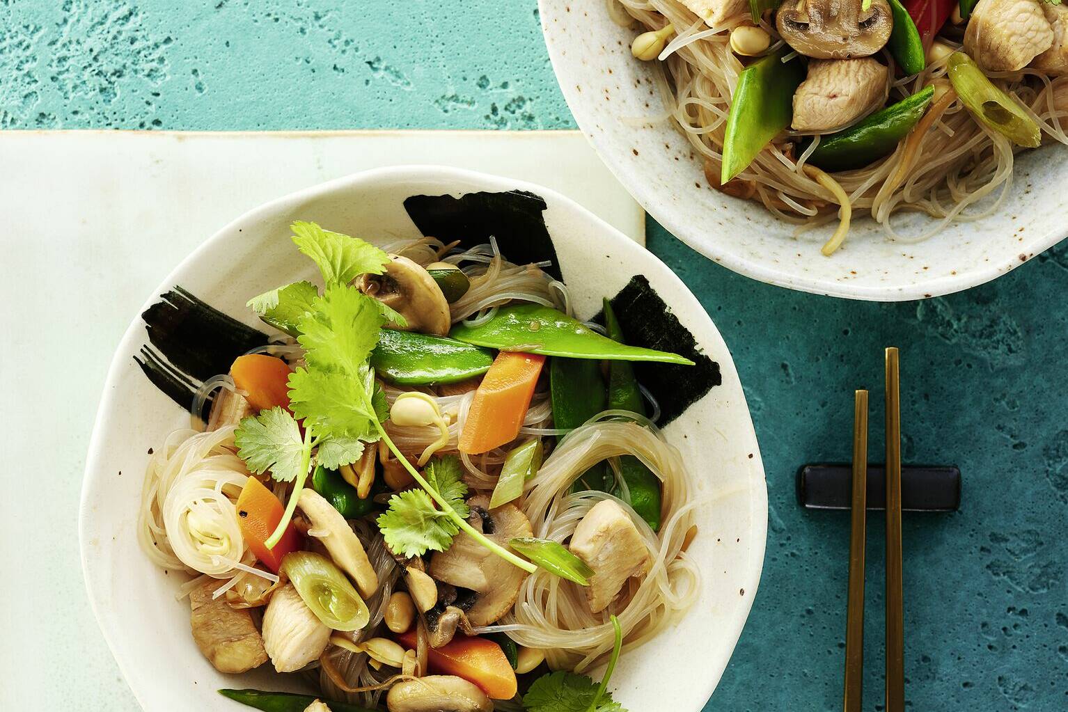 Asiatische Glasnudeln mit Gemüse und Huhn Rezept | Küchengötter